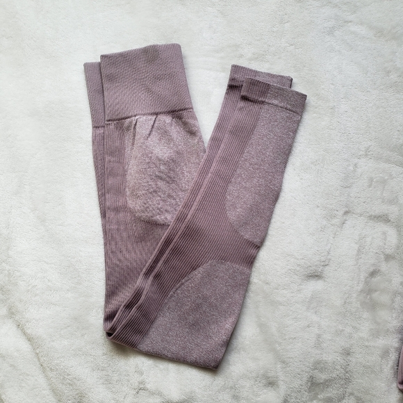 Pretty Little Things- Seamless 2 Tone Contour Legging. Size S - Picture 4 of 5